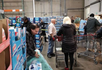加拿大西人排队疯狂抢厕纸 超市货架全空！