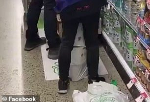 华人在超市狂扫奶粉 员工：我摆一罐她拿一罐