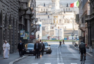 教宗徒步出访 穿越罗马空荡街道为世人祈祷