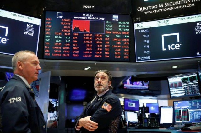 交易者在2020年3月18日在美国纽约的纽约证券交易所（NYSE）停牌后停�交易。