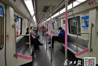 刚刚，武汉地铁恢复运营，他们坐上了头班车