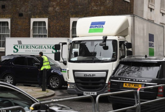 英首相呼吁不必囤货 却被拍到囤了数卡车