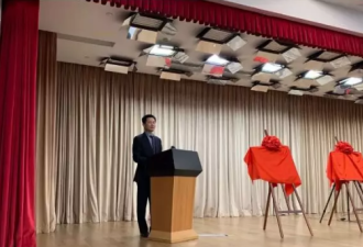 今天下午，上海市副市长带头摘下口罩