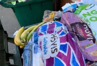 超市抢购潮：大量食物被直接扔进垃圾桶