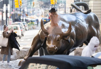 纽约成&quot;震中&quot;：裸女无视警告 华尔街骑铜牛