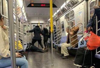 美国男子在地铁上突然呼吸困难后晕倒