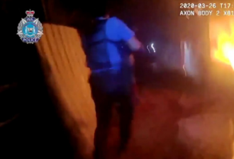 男童被困火场失去意识,多亏警方及时赶到!