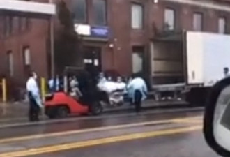 纽约医院用铲车搬运尸体 目击者：震惊和不安