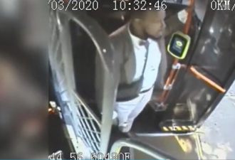 澳公交车非裔男把脚放女座位上 更可怕还在后面