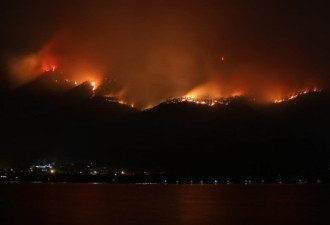 西昌山火仍在燃烧 市民凌晨观望火势:很心痛