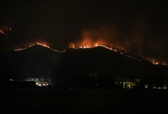 西昌山火仍在燃烧 市民凌晨观望火势:很心痛