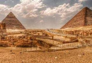 埃及金字塔为什么几千年都不会倒塌？