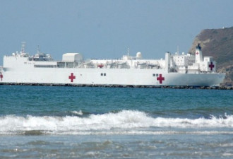 美国“仁慈号”医院船差点被火车头撞了