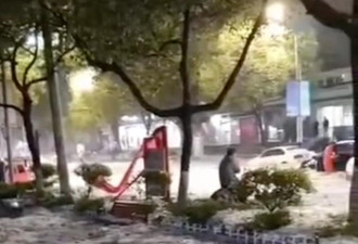 陕西商洛多地突降暴雨冰雹，街道变冰河