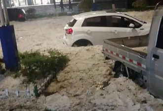 陕西商洛多地突降暴雨冰雹，街道变冰河