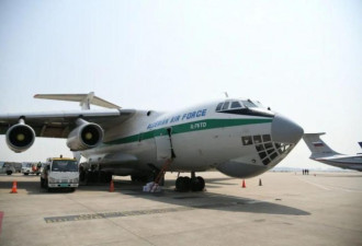 5架外国军机同天赴浦东机场装防疫物资