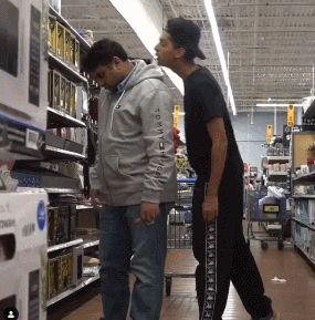 多伦多男子在Walmart对顾客耳朵吹气