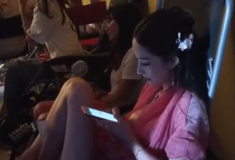 27岁绝美女星作风太豪放！公众场合毫无形象