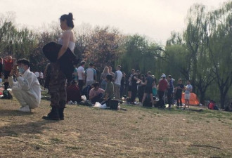 外国留学生不戴口罩扎堆聚餐,北京朝阳公园回应