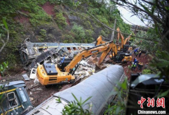 京广铁路火车侧翻现场 航拍图触目惊心