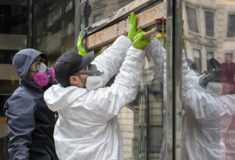 纽约超1500名警察确诊,店铺纷纷加固木板自救