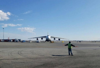 俄最大战略运输机抵达纽约 运送抗疫援助物资