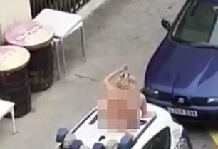 西班牙41岁女子赤身裸体爬上警车抗议