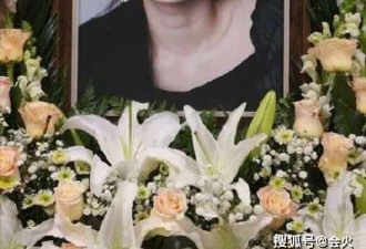 女星葬礼现场母亲却四处找艺人拍照