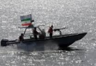 伊朗11艘快艇危险迫近美军舰挑衅 最近时仅9米