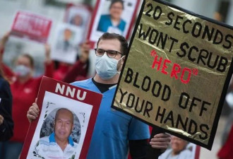 纽约护士工会起诉政府 护士宣读牺牲医护名字