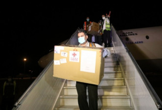 这国大阵仗到机场迎接中国物资 没想到只两箱…