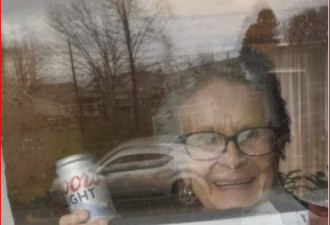 宅家避疫  93岁老妇举牌提了个要求