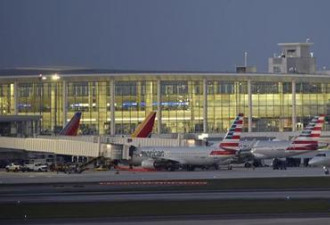 美国27岁女子现身机场订机票，全身一丝不挂!