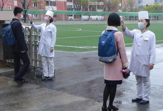 朝鲜学生分批返校现场:门口测体温 戴口罩听课