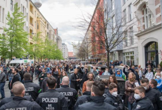 德国柏林近千人抗议政府应对新冠的封锁措施