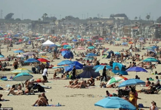 作死！4万美国人涌入海滩避暑！