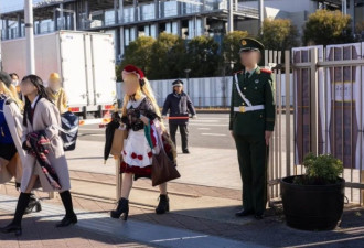 有一群日本人迷上了中国解放军，然后...