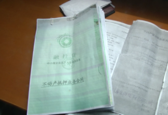 只会写自己名字的大妈，签了三四张纸后哭了