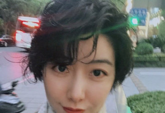 李亚鹏女友烫发后自拍，频频晒美照秀大长腿