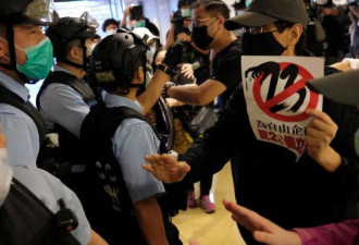 香港示威者再聚集 数百人遭警方制服