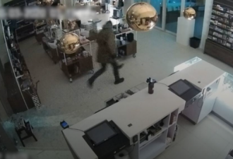荷兰博物馆梵高画作被盗视频公布:小偷简单粗暴