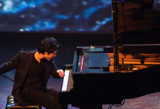 加拿大华裔钢琴家为新冠患者隔空演奏