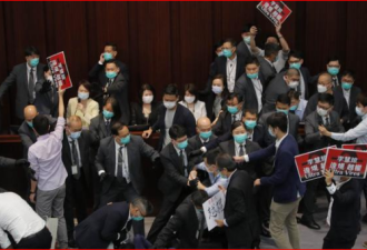 香港立法会爆冲突 泛民派包围主席台