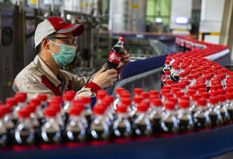 可乐配方只有3个人知道，工人怎么加工可乐的？