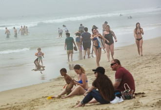 美国加州州长要求关闭所有海滩 橙县官员反对