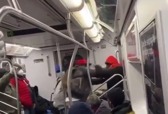 美国黑人男子狂殴亚裔乘客，乘客冷漠旁观