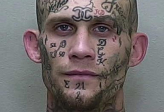 疫情期间，美国通体纹身男子绑架女子