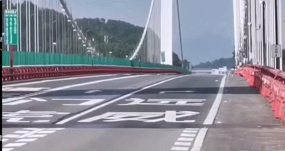 中国广东虎门大桥异常抖动，桥面如波浪起伏！