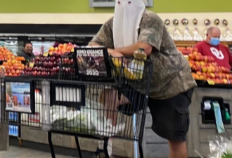 代替口罩？男子戴三Ｋ党头罩上超市 警方调查