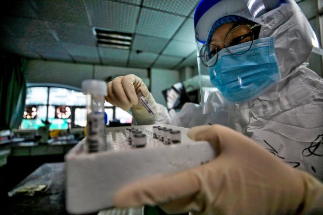 3月，�汉市红十�会医院的一名医务人员从患者身上采集了新冠病毒样本。